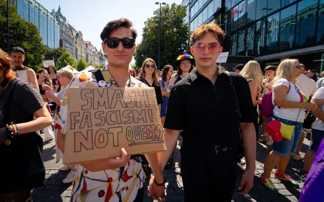 FOTO: Lásku všem. Prahou prošly tisíce lidí na duhovém průvodu Prague Pride