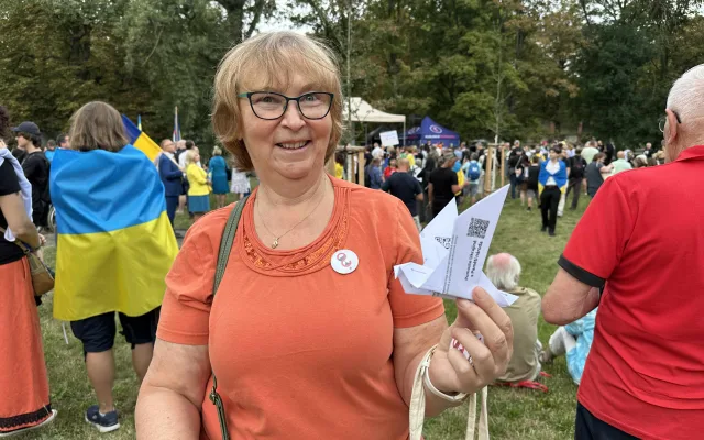 FOTOGALERIE: FOTO: Jdi domů, Ivane! Před ruskou ambasádou protestují stovky lidí