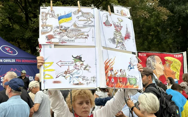 FOTOGALERIE: FOTO: Jdi domů, Ivane! Před ruskou ambasádou protestují stovky lidí