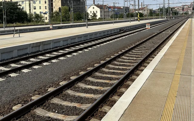 Mezi Libní a Holešovicemi nejezdí vlaky, rychlík srazil člověka