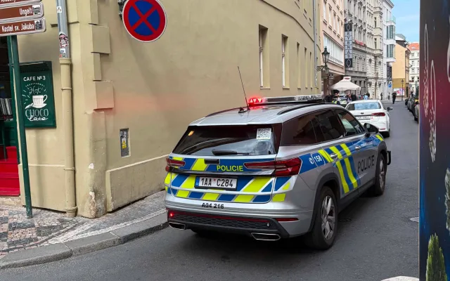 Policejní zásah v centru Prahy. V apartmánu se zabarikádoval agresivní host