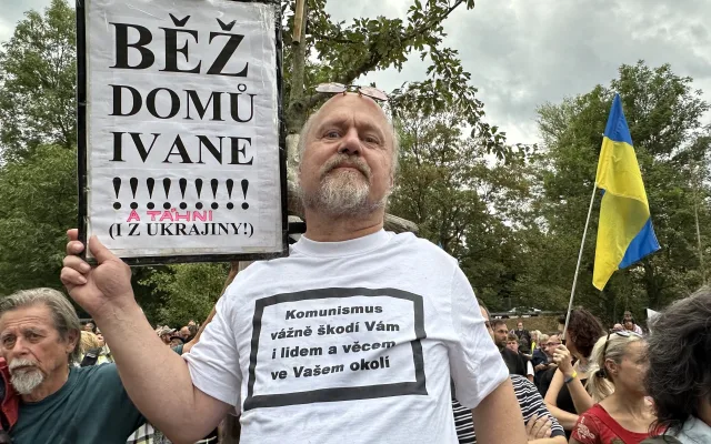 Běž domů Ivane. Lidé k výročí okupace vystavili symbolický účet Rusku