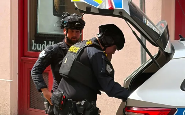 Policejní zásah v centru Prahy. V apartmánu se zabarikádoval agresivní host