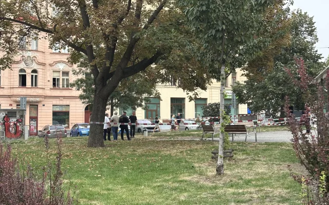 Hádka na náměstí v Nuslích skončila pobodáním, jednoho muže odvezli do nemocnice