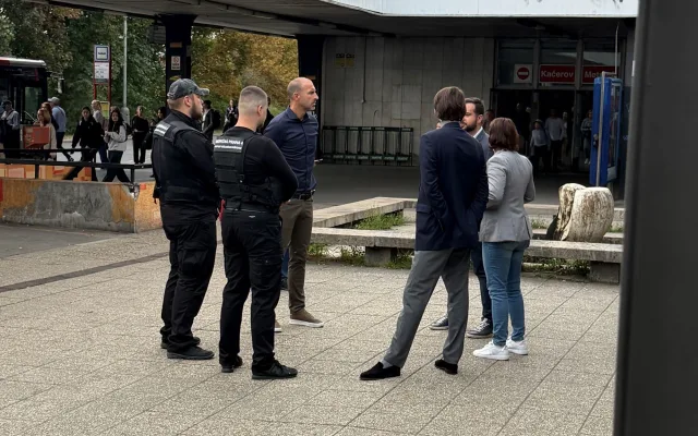 Více úklidu i dohledu. Praha 4 řeší problémy v okolí metra Kačerov