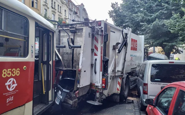 Ve Vršovicích se srazila tramvaj s popelářským vozem, provoz je zastaven