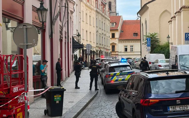 Policejní zásah v centru Prahy. V apartmánu se zabarikádoval agresivní host