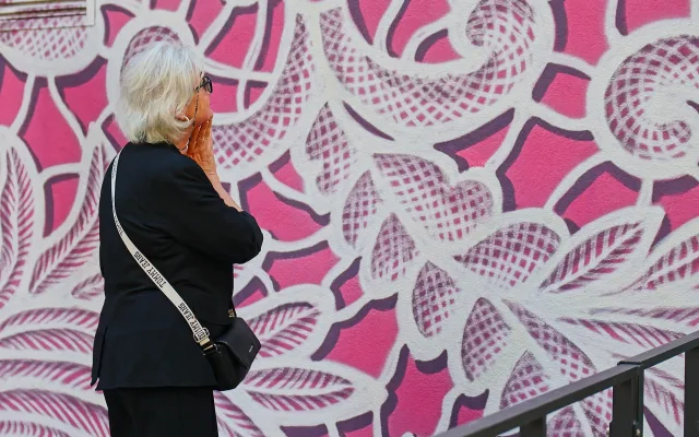 FOTO: Růžový mural na Žižkově je zatím nedokončený, autorka musela práci přerušit