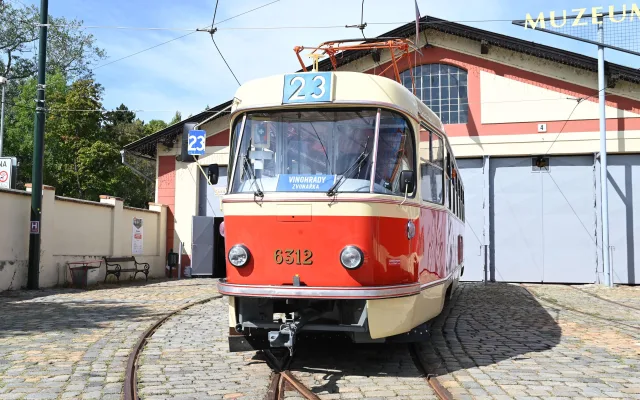 Dvě tramvaje, dvě éry. Opravené vozy míří na nostalgickou linku 23