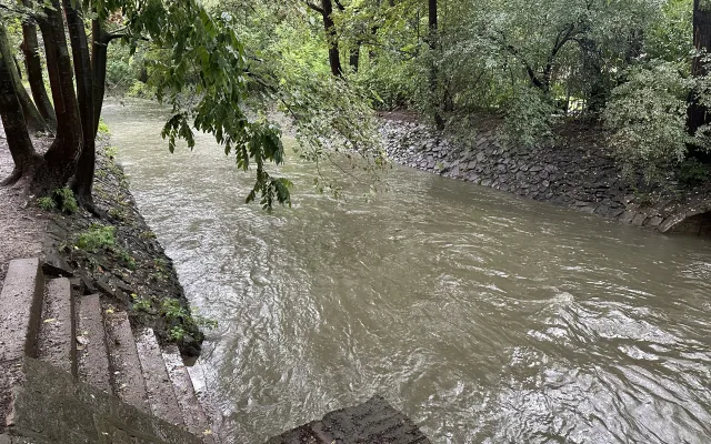 Předpověď se naplnila, Botič je po vydatných deštích na prvním povodňovém stupni