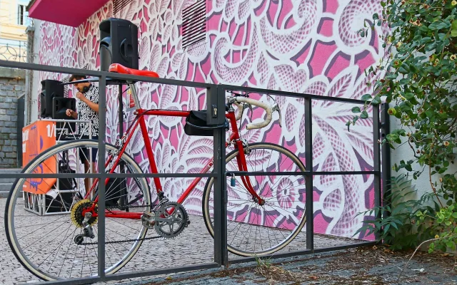 FOTO: Růžový mural na Žižkově je zatím nedokončený, autorka musela práci přerušit