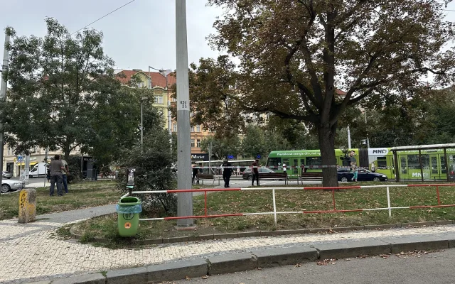 Hádka na náměstí v Nuslích skončila pobodáním, jednoho muže odvezli do nemocnice