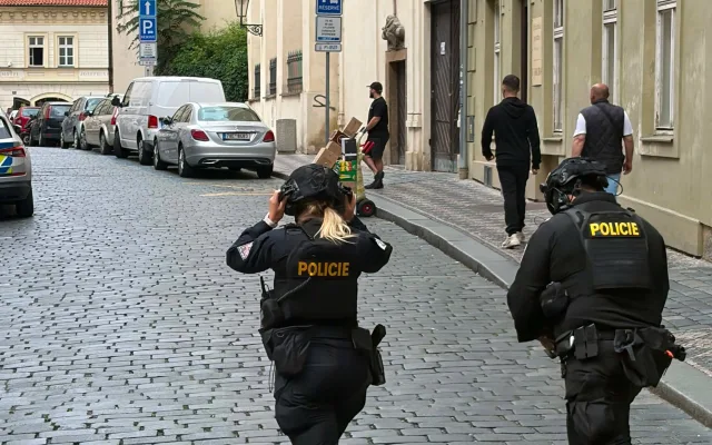 Policejní zásah v centru Prahy. V apartmánu se zabarikádoval agresivní host