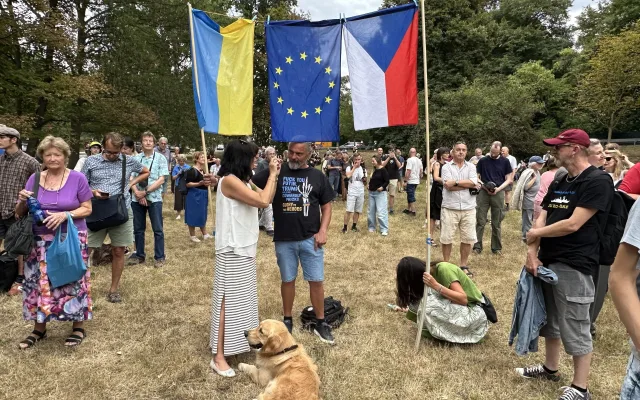 Běž domů Ivane. Lidé k výročí okupace vystavili symbolický účet Rusku