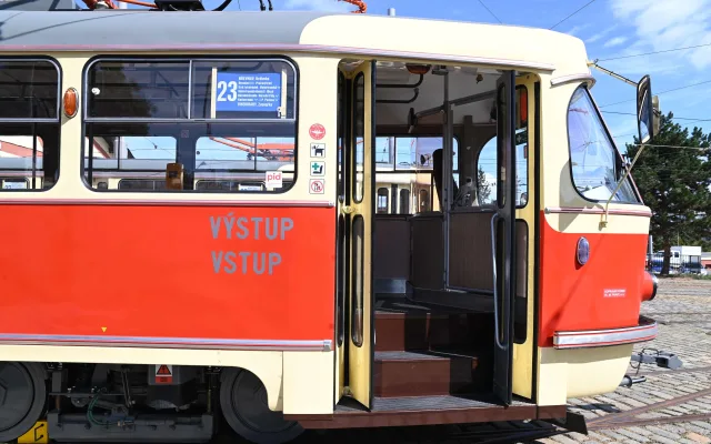 Dvě tramvaje, dvě éry. Opravené vozy míří na nostalgickou linku 23
