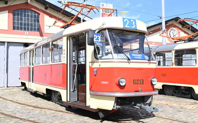 Dvě tramvaje, dvě éry. Opravené vozy míří na nostalgickou linku 23