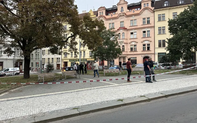 Hádka na náměstí v Nuslích skončila pobodáním, jednoho muže odvezli do nemocnice