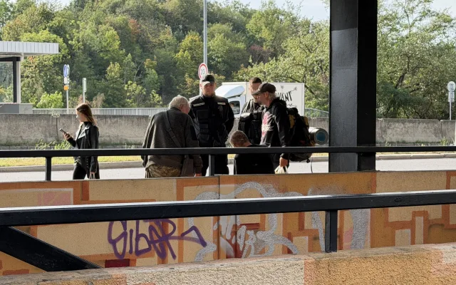 Více úklidu i dohledu. Praha 4 řeší problémy v okolí metra Kačerov