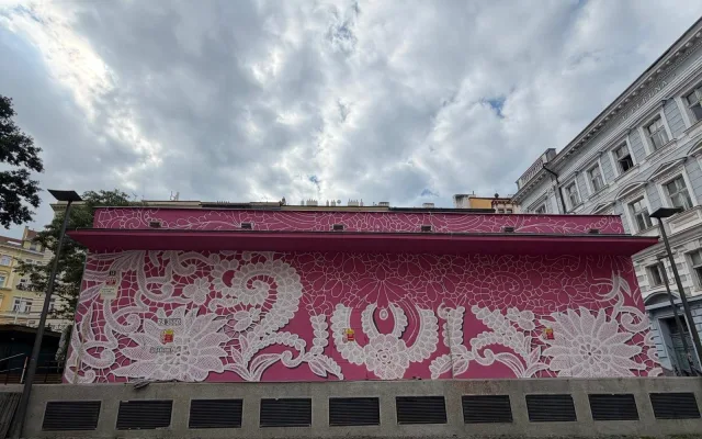 Ta barva se sem nehodí. Nový růžový mural na Žižkově budí emoce