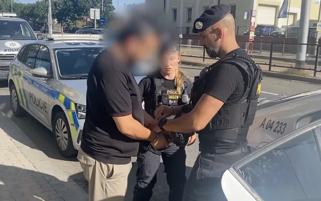 Policie kontrolovala v Praze taxikáře, u cizinců zjistila desítky přestupků