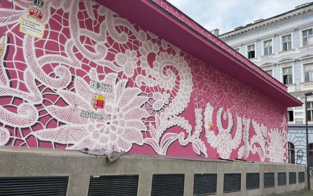 Ta barva se sem nehodí. Nový růžový mural na Žižkově budí emoce