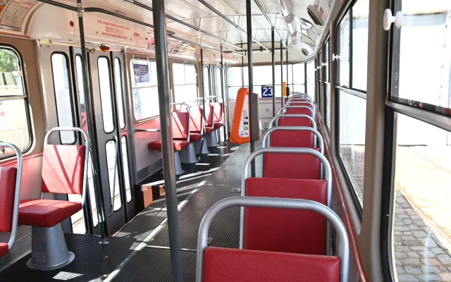 Dvě tramvaje, dvě éry. Opravené vozy míří na nostalgickou linku 23