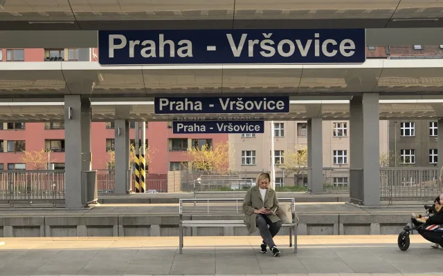 Mezi Vršovicemi a hlavním nádražím je zastaven provoz, vlak srazil člověka