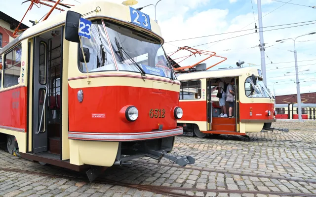 Dvě tramvaje, dvě éry. Opravené vozy míří na nostalgickou linku 23