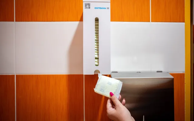 Ostrava dál bojuje s menstruační chudobou. Pomoc míří do desítek škol
