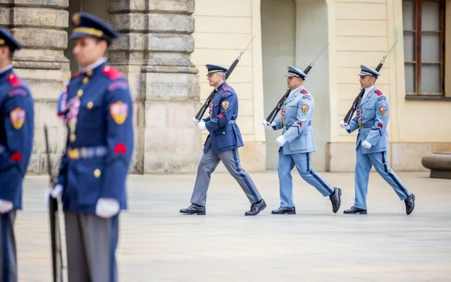 Hradní stráž převlékla uniformy. Při střídání se potkala světle modrá s tmavou