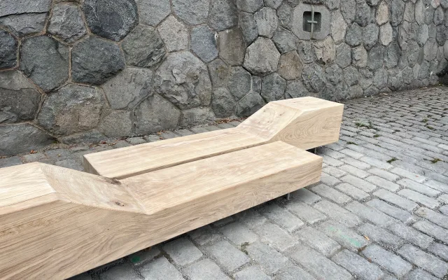 Nové lavičky z masivu přibyly na náplavce. Posezení má vydržet i záplavy