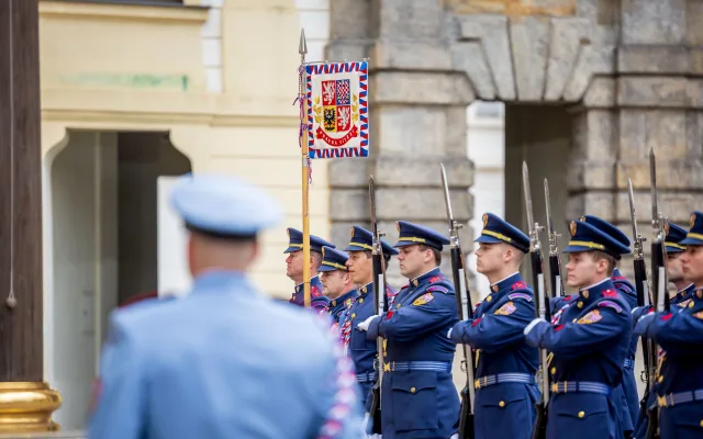 Hradní stráž převlékla uniformy. Při střídání se potkala světle modrá s tmavou