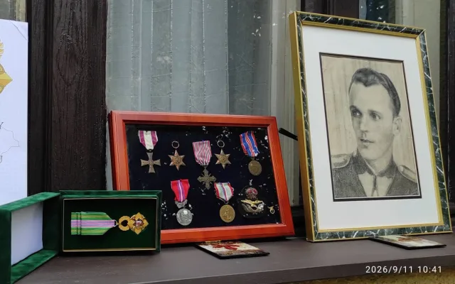 Válečný letec Leo Hřebačka má v Kobylisích pamětní desku. Sloužil u RAF