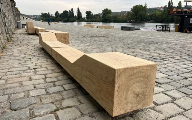 Nové lavičky z masivu přibyly na náplavce. Posezení má vydržet i záplavy