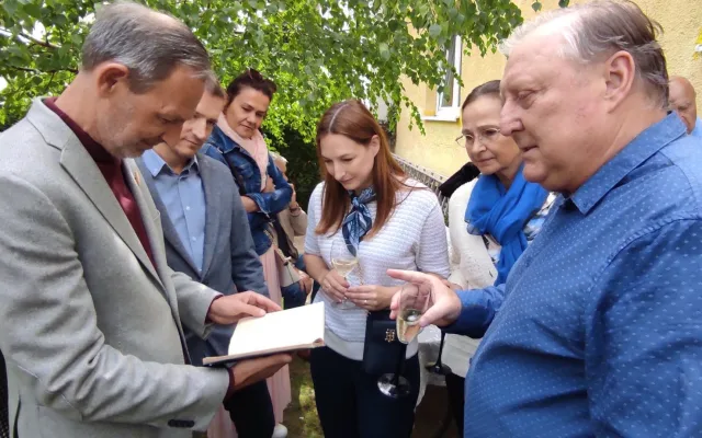 Válečný letec Leo Hřebačka má v Kobylisích pamětní desku. Sloužil u RAF