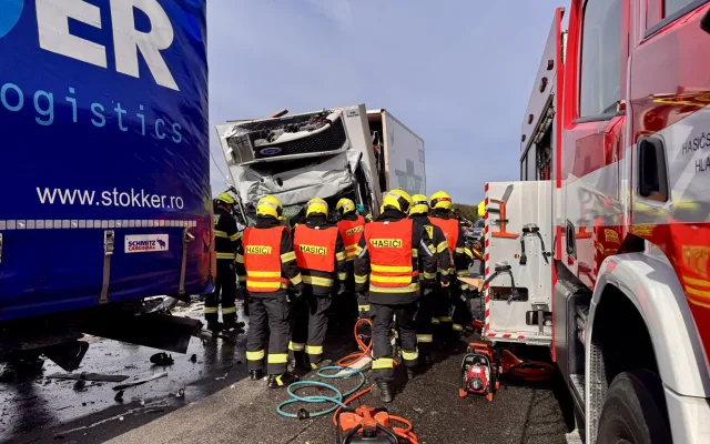 Provoz na D8 zastavila nehoda dvou náklaďáků, jednoho řidiče musí vyprostit