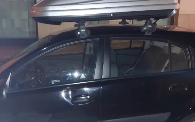 Vandal si vybíjel vztek na zaparkovaných autech, pak odpočíval na lavičce