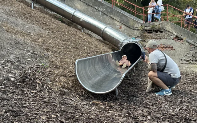 FOTO, VIDEO: Nadšení i pláč. Na nejdelší skluzavku v Praze si troufly desítky dětí