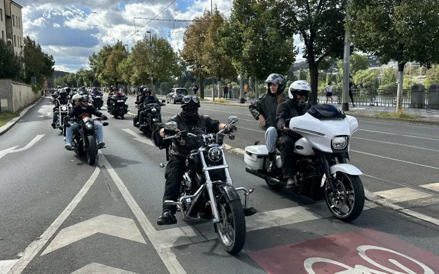FOTO, VIDEO: Prahou projela kolona 800 motorkářů v čele s prezidentem Pavlem