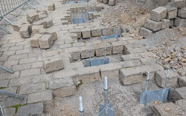 Na náplavkách budou nové lavičky z masivu. 25 sestav stálo 5 milionů