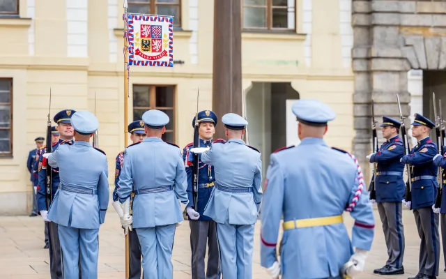 Hradní stráž převlékla uniformy. Při střídání se potkala světle modrá s tmavou