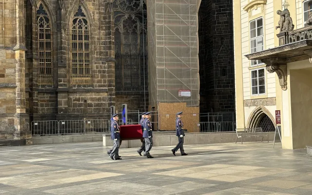 FOTO, VIDEO: Klíčníci vyzvedli korunovační klenoty, vystaveny budou dva týdny