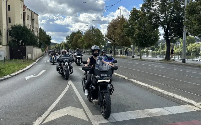 FOTO, VIDEO: Prahou projela kolona 800 motorkářů v čele s prezidentem Pavlem