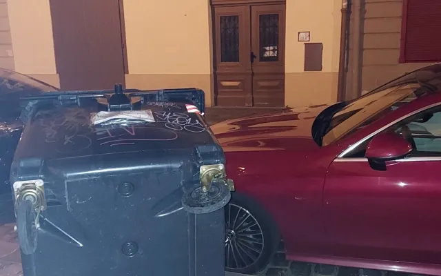 Vandal si vybíjel vztek na zaparkovaných autech, pak odpočíval na lavičce