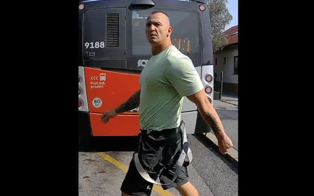 Nedal znamení, nevystoupil. Naštvaný muž pak rozbil sklo autobusu kamenem