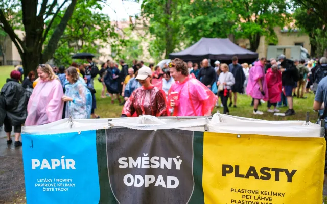 Třídění nekončí doma. Smysl má i na výletě, horách nebo festivalu