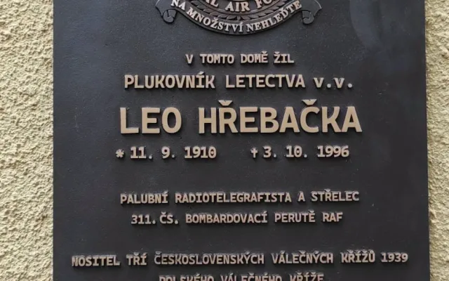 Válečný letec Leo Hřebačka má v Kobylisích pamětní desku. Sloužil u RAF