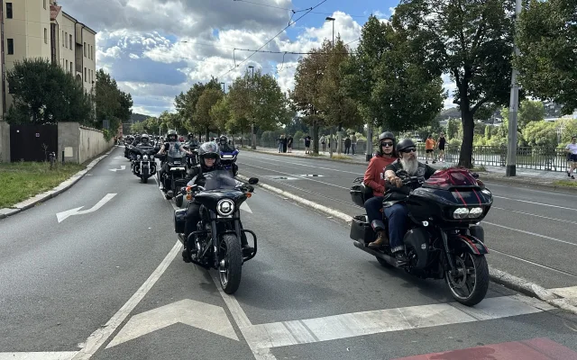 FOTO, VIDEO: Prahou projela kolona 800 motorkářů v čele s prezidentem Pavlem