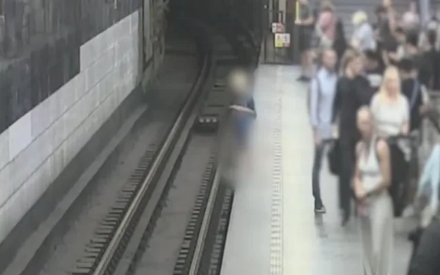 VIDEO: Sedmiletý chlapec zíral do mobilu a spadl do kolejiště v metru