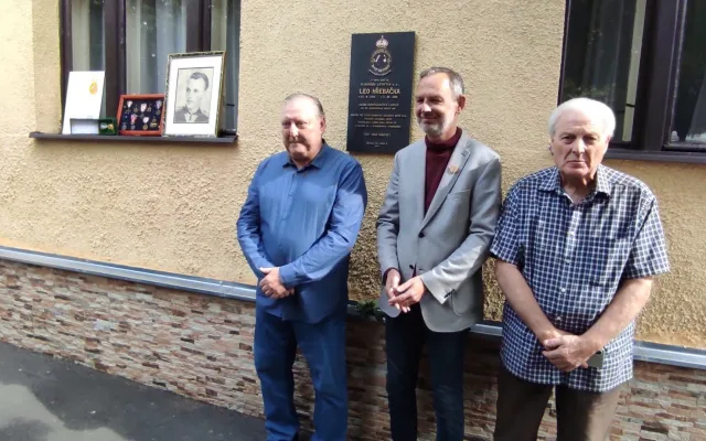 Válečný letec Leo Hřebačka má v Kobylisích pamětní desku. Sloužil u RAF